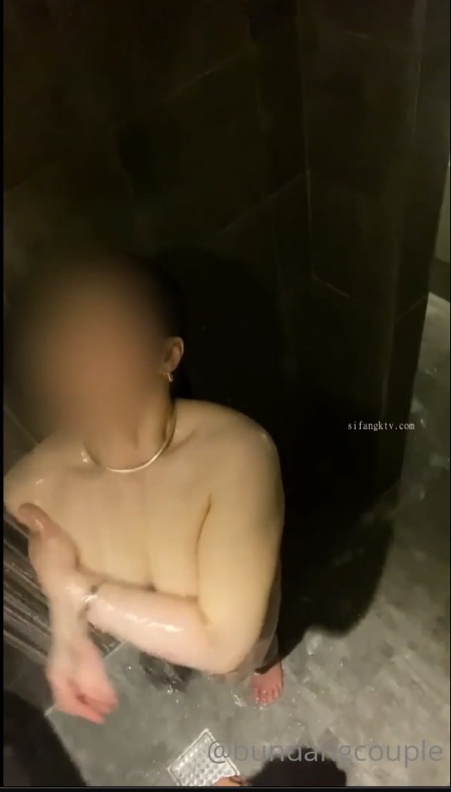身材苗条性感的网红女神卡卡密码房和粉丝啪啪口交洗澡时砍她逼毛真性感